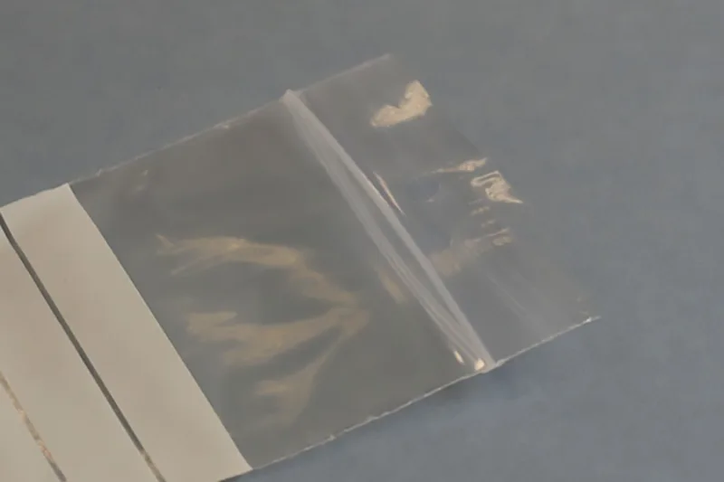 Sac à fermeture automatique avec bandes et perforation circulaire